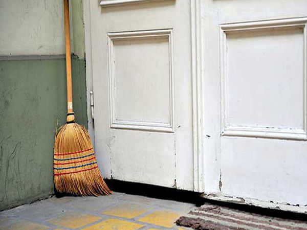 Kiêng dùng chổi cũ