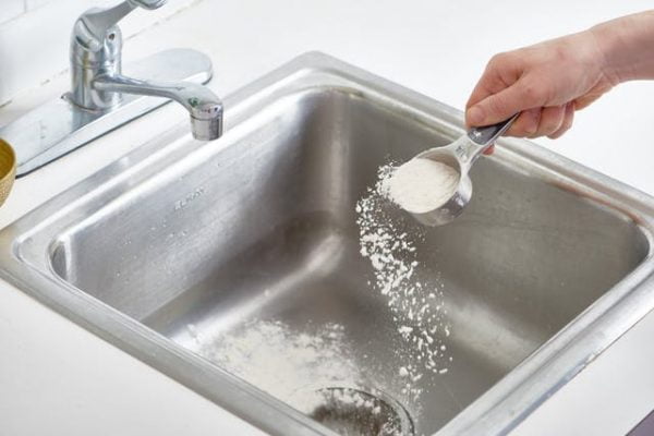 Cách làm sạch bồn rửa mặt và rửa bát