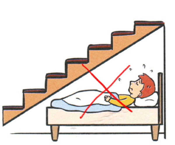 Không kê giường ngủ dưới chân cầu thang