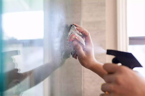 Vệ sinh cửa kính bằng giấy báo