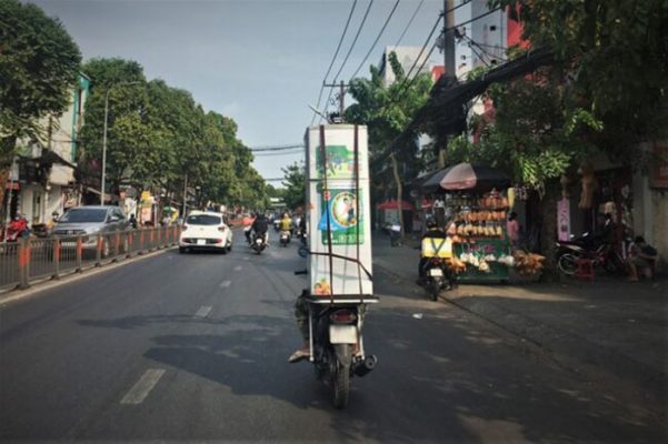 Chở tủ lạnh bằng xe máy