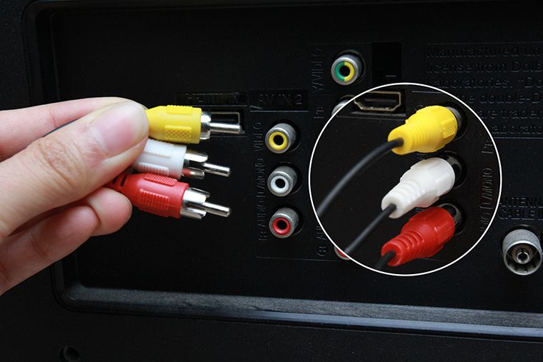 Ngắt các dây kết nối tivi trước khi vận chuyển