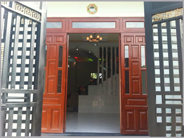 Treo gương bát quái trước cửa nhà