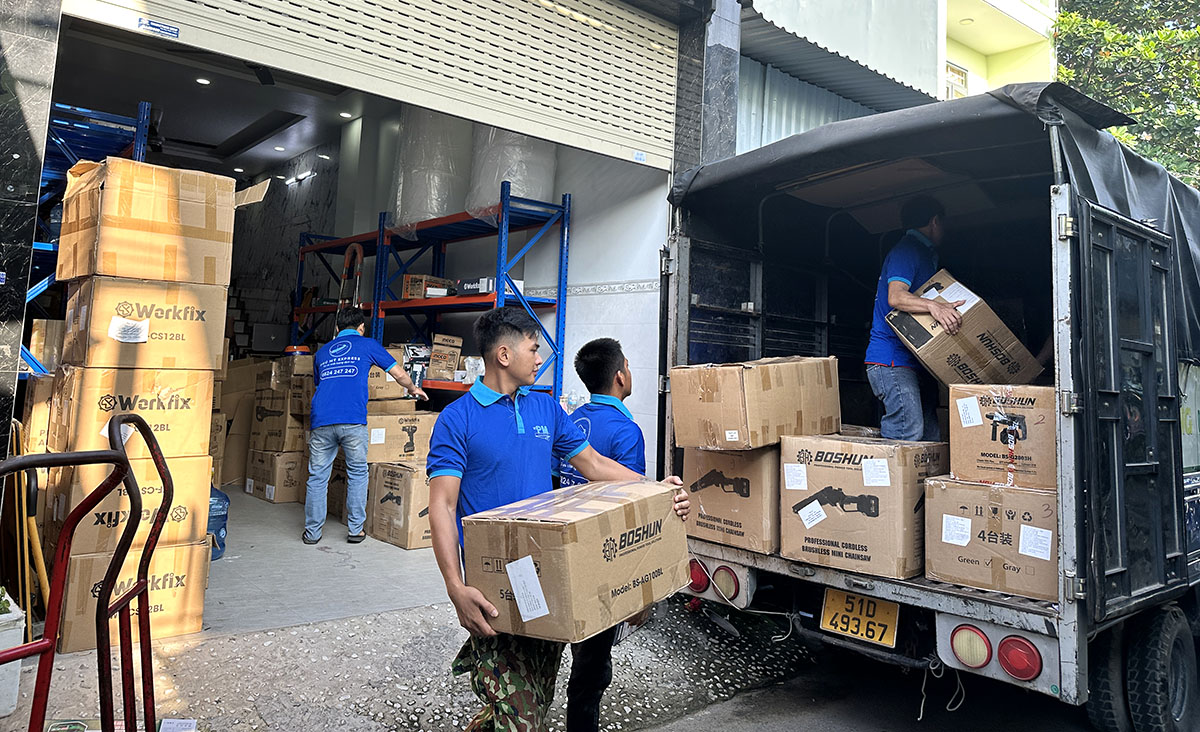 nhan-vien-thuc-hien-chuyen-nha-vuon-lai-250825